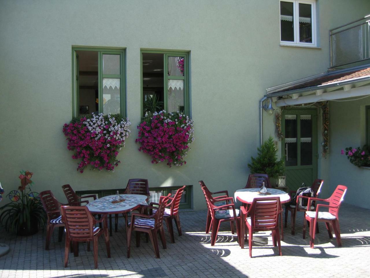 Отель Weinstube Schwalbennest Карлштадт Экстерьер фото